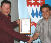 Alvin Seitz (r) presents Johan with the SAIMC certificate.